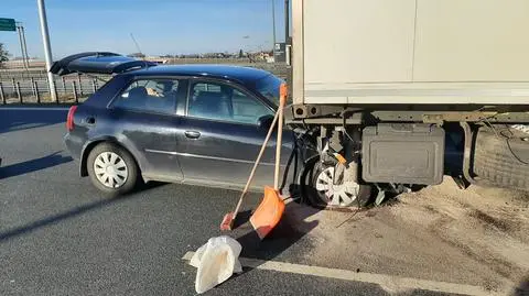 Auto osobowe wbiło się w tył ciężarówki, kolejne uderzyło w bariery. Dwa wypadki na trasie S2