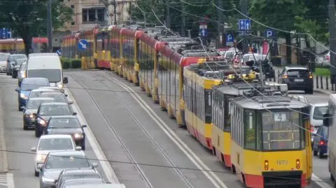 Samochód wjechał pod autobus. Trasa WZ stanęła w korku