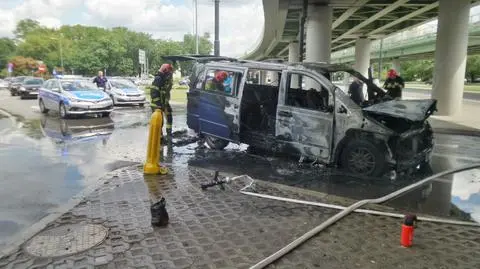 Pożar busa na rondzie Starzyńskiego. "Doszczętnie spłonął"