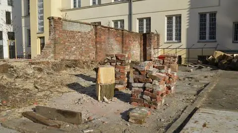 Mur przy Umschlagplatz w gruzach. Świadek historii? Zwykłe ogrodzenie? 