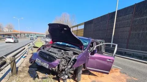 Auto zawisło na barierach na Trasie Siekierkowskiej 