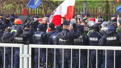 Demonstrowali przeciwnicy restrykcji związanych z COVID-19. Policja otoczyła ich kordonem