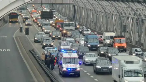 Samochód z uszkodzonym kołem, a nieopodal kolizja