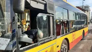 Zderzenie autobusu miejskiego z autem dostawczym