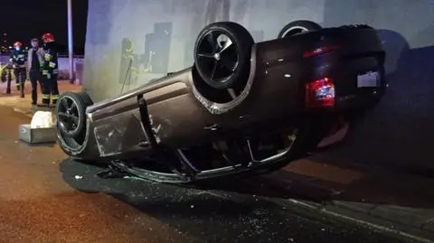 Wypadek pod mostem. "Trzy osoby, w tym dwoje dzieci, zabrane do szpitala"