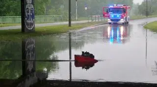 Gigantyczna kałuża na zjeździe z Doliny Służewieckiej