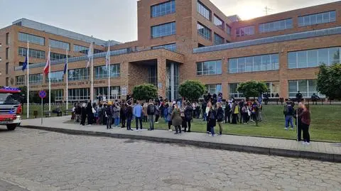 Wyczuli spaleniznę, wezwali strażaków. Z uczelni ewakuowano 70 osób 