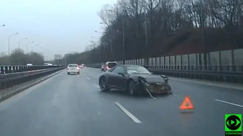 Kierowca porsche wjechał w barierki na Wisłostradzie