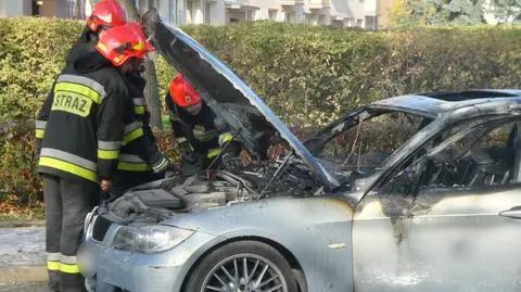 Pożar samochodu na Pradze Południe. "BMW spłonęło doszczętnie"