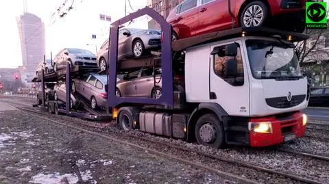 Laweta pełna aut wjechała na torowisko