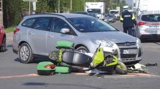 Zderzenie auta osobowego ze skuterzystą