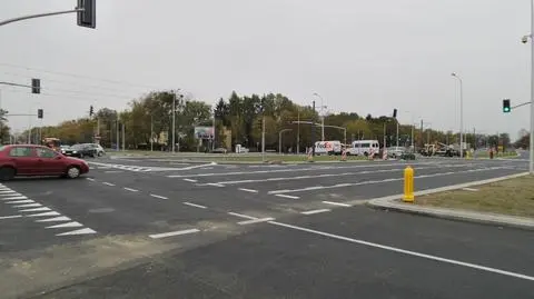 Nietypowy skręt z Wołoskiej. Ratusz: priorytet dla tramwajów