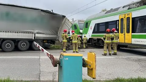 Zderzenie tira z pociągiem Kolei Mazowieckich w miejscowości Ołtarzew