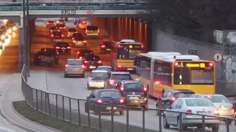 Dwa samochody stały w tunelu. Zakorkowały Trasę Prymasa