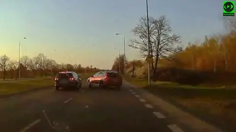 Slalom między autami i zderzenie. Nagranie niebezpiecznego manewru