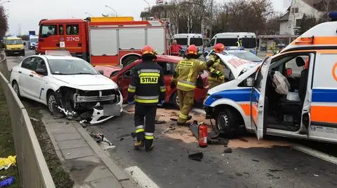 Zderzenie dwóch aut i karetki na Puławskiej. Ranny kierowca zmarł w szpitalu