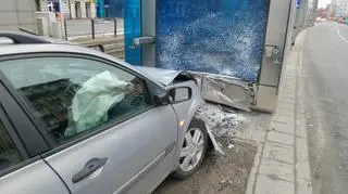 Auto wbiło się w windę przy stacji metra