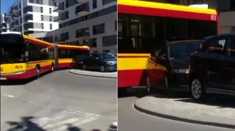 Autobus utknął na rondzie. Bo parkowały tam samochody