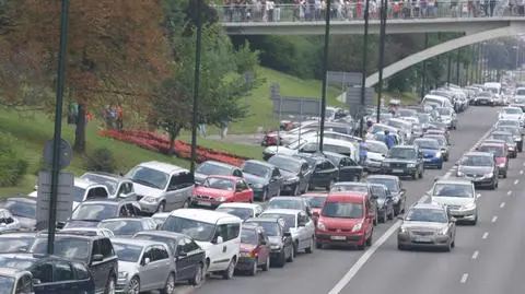 Zastawili Trasę Łazienkowską. "Zrobili sobie parking na ulicy"