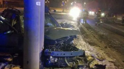 Opel uderzył w forda, a ford w latarnię