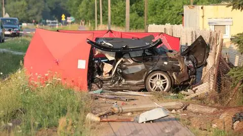 Czołowe zderzenie, silnik jednego z aut na płocie. Zginął 25-letni mężczyzna