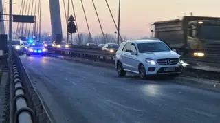 Mercedes uderzył w barierki na trasie Siekierkowskiej