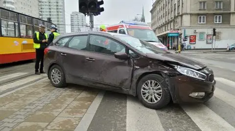 Wypadek na Woli. Kia zderzyła się z tramwajem