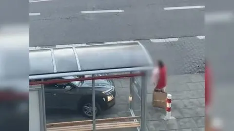 Parkowanie ekstremalne: auto pod wiatą przystankową