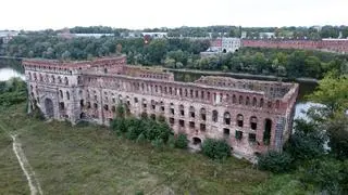 Spichlerz usytuowany w miejscu, gdzie Narew łączy się z Wisłą