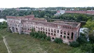 Spichlerz usytuowany w miejscu, gdzie Narew łączy się z Wisłą