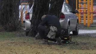 Akcja służb przed komendą policji w Otwocku