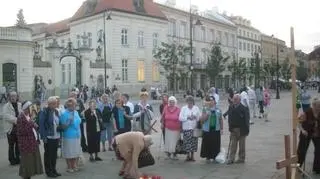 Zamieszanie pod Krzyżem / fot. MP, warszawa@tvn.pl