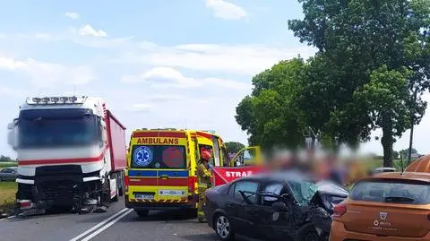 Zginął po zderzeniu z ciężarówką. Policja: nie ustąpił pierwszeństwa