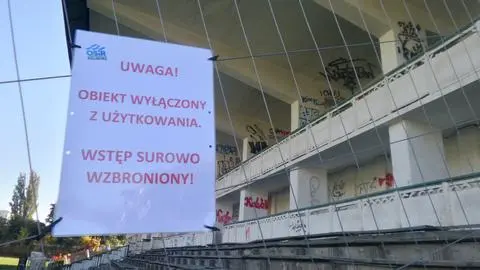 Zamknięta trybuna na stadionie Marymontu