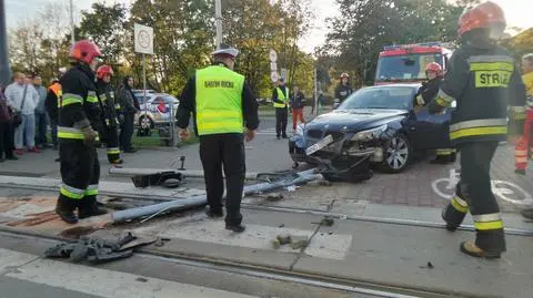 Kolizja na rondzie Radosława. Rozbite BMW blokowało ruch tramwajów