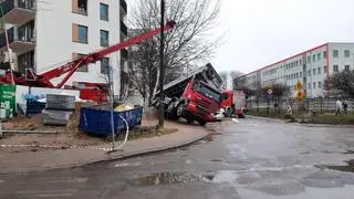 Ciężarówka przewróciła się na samochód osobowy 