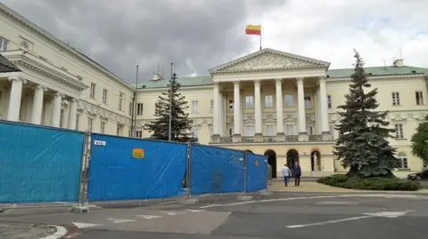 Wojewoda remontuje dziedziniec. "Tymczasowy" głaz zostanie?