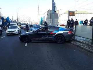 Bmw uderzyło w bariery przy przystanku tramwajowym