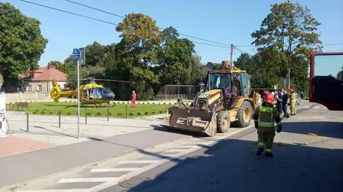 Jedna osoba ranna w zderzeniu auta z koparką. Na miejscu lądował śmigłowiec LPR