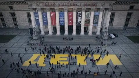 Napisy ДЕТИ przed teatrami. To gest solidarności z cywilami ze zbombardowanego teatru w Mariupolu 