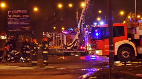 Pożar w bloku przy Ordona. Siedmiu strażaków w szpitalu