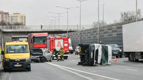 Auto na boku. S8 stała w korku 