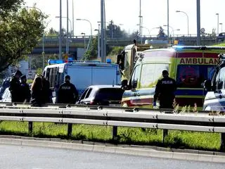 Auto uderzyło w bariery, kierowca zabrany do szpitala, pasażerka zatrzymana