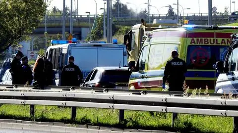 Auto na barierach, kierowca poszkodowany, pasażerka z narkotykami