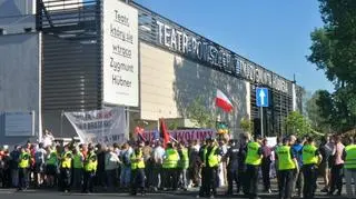 Pikieta przed Teatrem Powszechnym