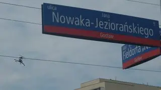 Dron zawisł na linii