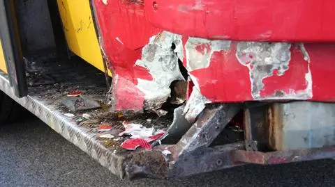 Ford wjechał pod autobus