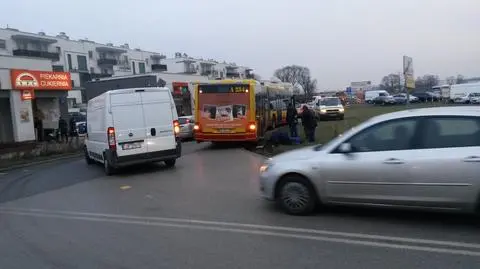 Autobus zablokował Magiczną. "Stoi całe osiedle"