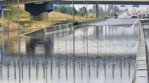 Fragment drogi ekspresowej pod wodą, podtopione auto