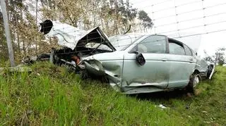 Samochód zjechał z drogi i uderzył w nasyp